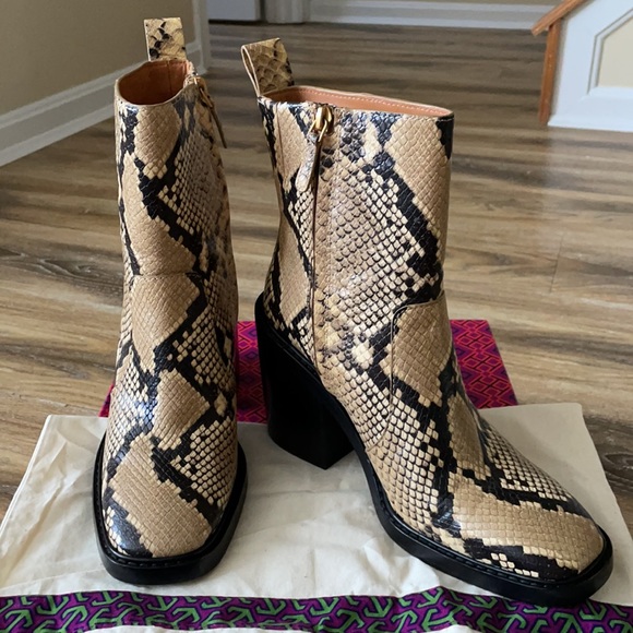Tory Burch Heeled Ankle Boot Stamped Snake Printed Leather Pale Desert Roccia - Picture 2 of 16